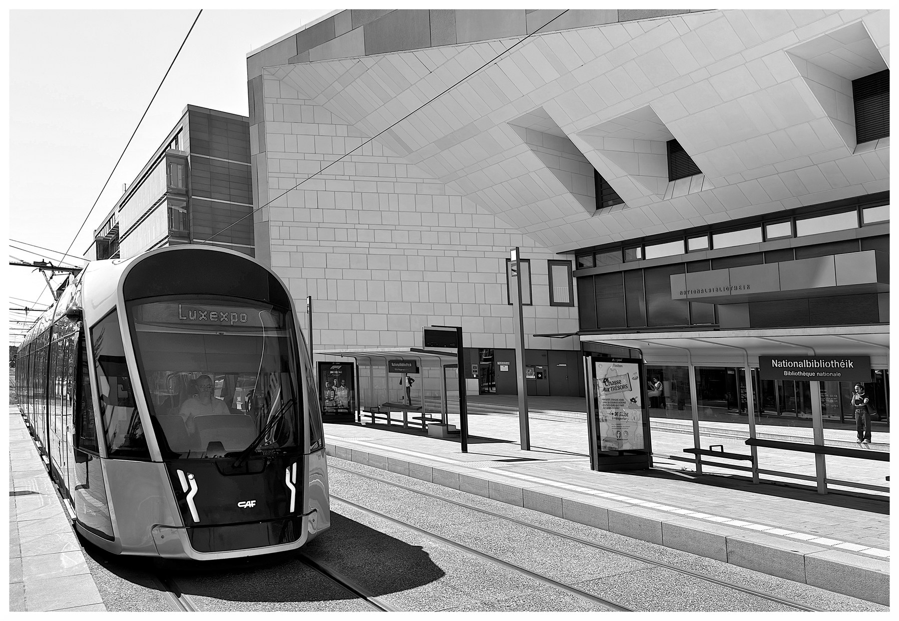 Tram devant la Bibliothèque nationale du Luxembourg lors du dépôt légal de The Angel and the Knight.