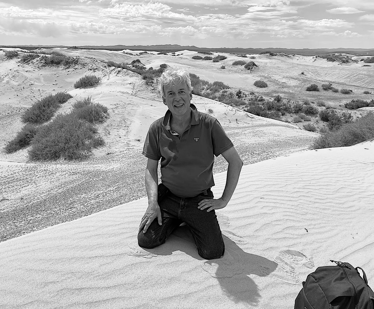 Guy Wathieu facing the dunes of Mongolia.